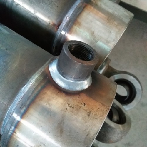 焊接效果图-液压油缸油口焊接